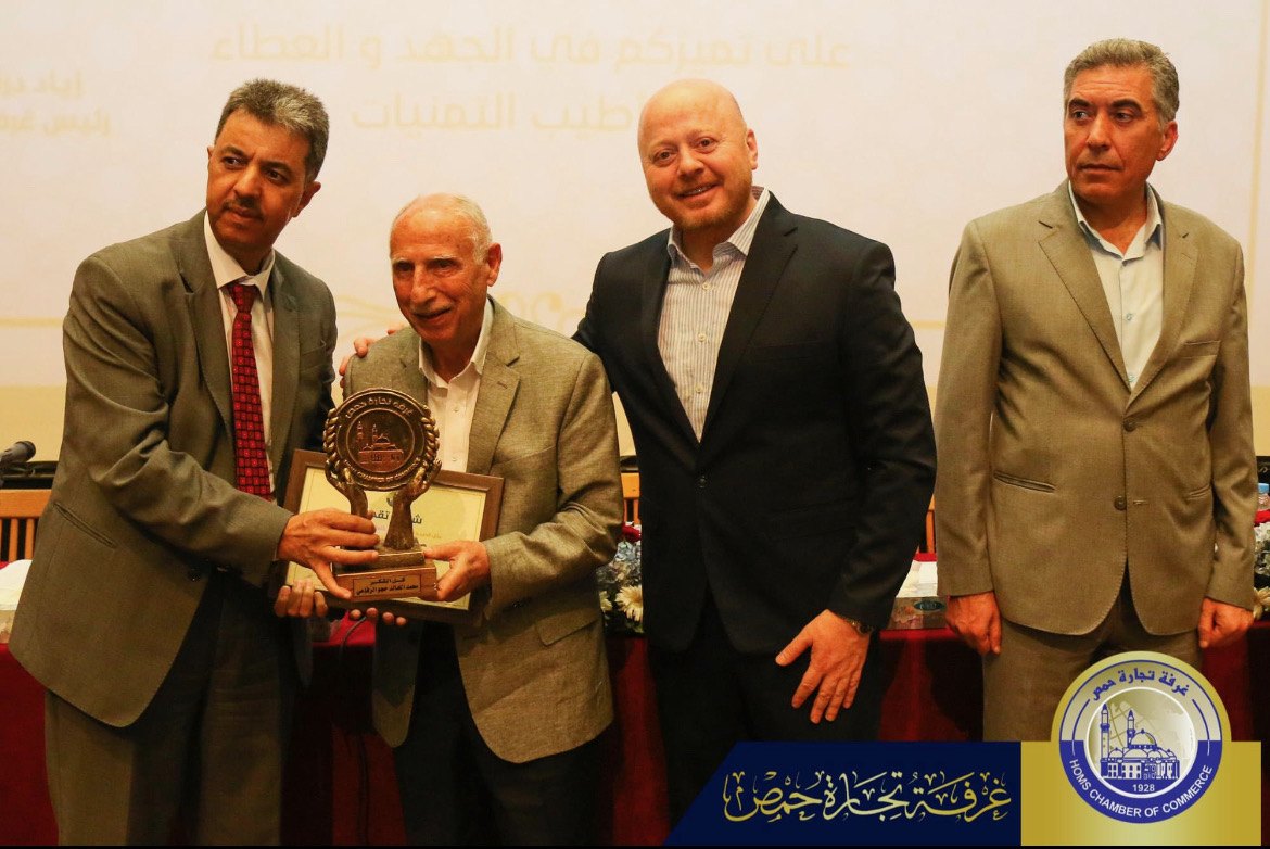 غرفة التجارة تمنح محمد حجو جائزة تكريم على المسرح.